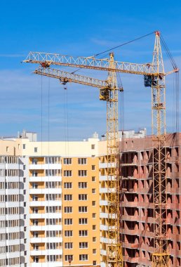 apartmanın mavi gökyüzü arka plan üzerinde