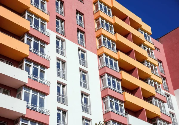 apartmanın mavi gökyüzü arka plan üzerinde