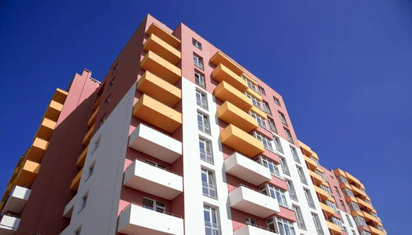 Edificio de apartamentos sobre fondo azul cielo — Foto de Stock