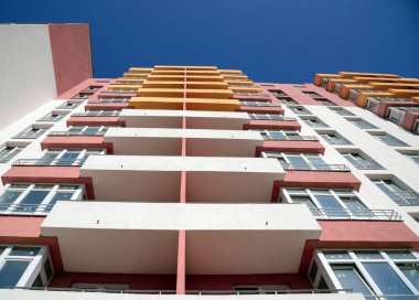 apartmanın mavi gökyüzü arka plan üzerinde