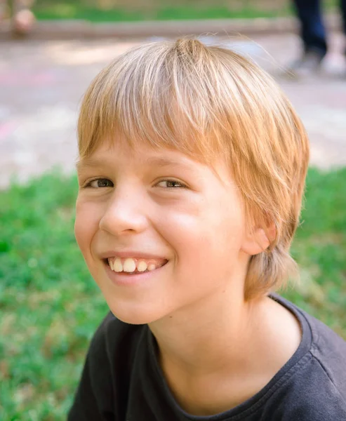 Portret van kleine jongen buiten — Stockfoto