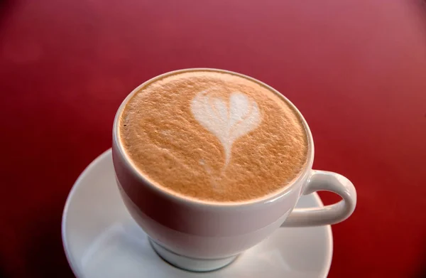 Um copo de cappuccino na mesa — Fotografia de Stock