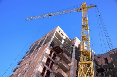 apartmanın mavi gökyüzü arka plan üzerinde