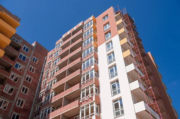 Apartment building construction site on blue sky background — Stock Photo, Image