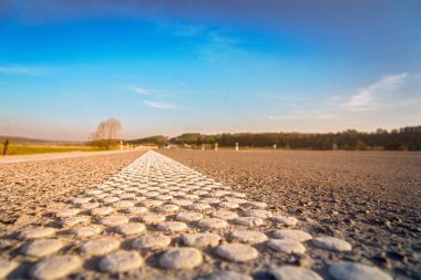 boş asfalt yol ile iki trafik yolları düşük görüş noktası