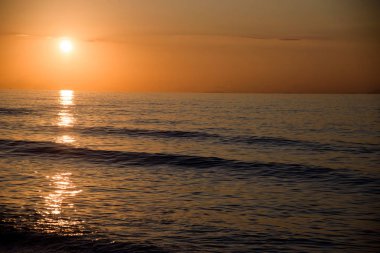Denizin üzerinde güzel bir gün batımı