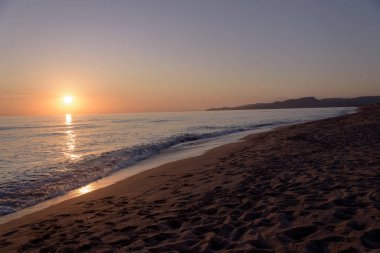 Denizin üzerinde güzel bir gün batımı
