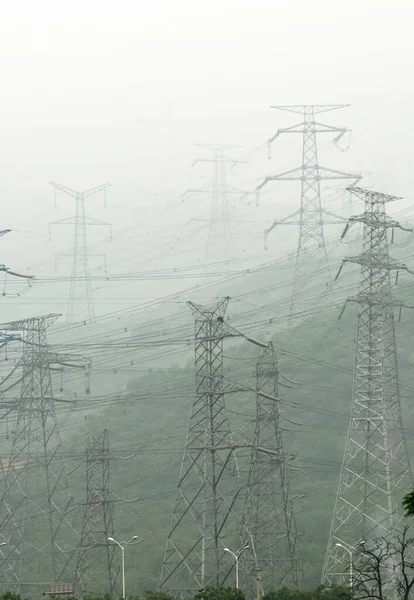 Elektrische hoogspanningstransmissies — Stockfoto