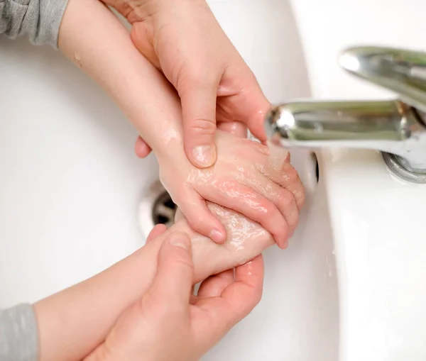 Ενήλικες Και Παιδί Κατά Διάρκεια Πλύσιμο Των Χεριών Στο Μπάνιο — Φωτογραφία Αρχείου