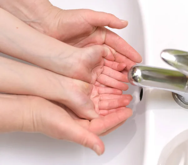 Felnőtt Gyermek Mosás Közben Fürdőszobában Kötelező Higiéniai Szabály Kezeket Fel — Stock Fotó