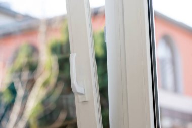 arkaplan mavi gökyüzünde plastik bir pencere açıldı