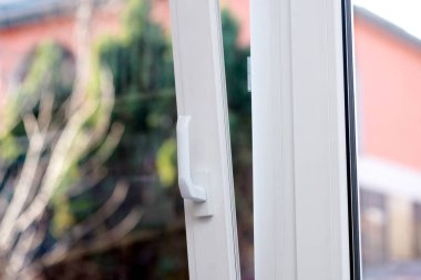 arkaplan mavi gökyüzünde plastik bir pencere açıldı