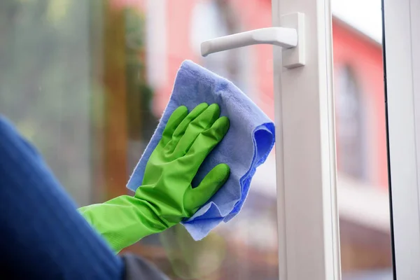 Açık Plastik Pencerenin Temizlenmesi Koruyucu Eldiven Temizlik Bezi — Stok fotoğraf