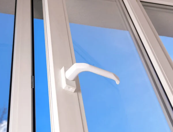 Açık Plastik Vinil Pencere Mavi Gökyüzü Arkaplanı — Stok fotoğraf