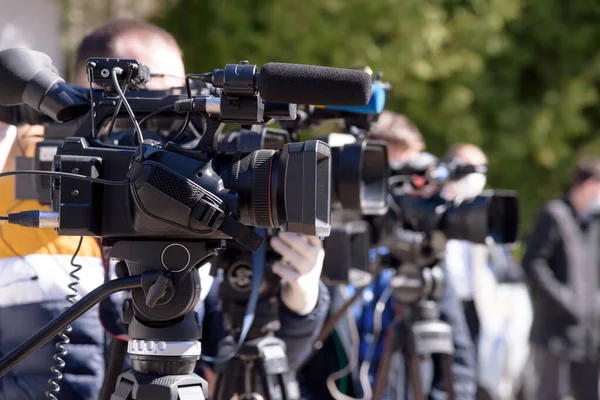 Nyhetskonferens Press Och Mediekamera Arbetar Med Public News Bevakning Utomhus — Stockfoto
