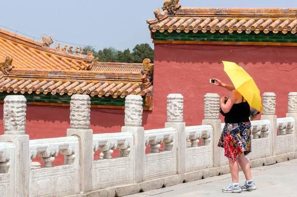 2013年5月24日 観光客は紫禁城の複合施設で写真を撮る この宮殿博物館は 中国の皇帝の元中国の宮殿と国家の住居です — ストック写真