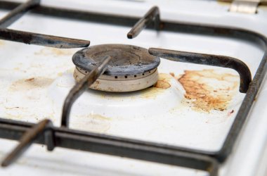 Temizlemeden önce mutfak odasında kirli gaz ocakları var.
