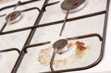 Temizlemeden önce mutfak odasında kirli gaz ocakları var.