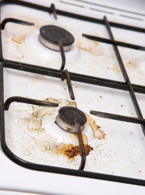 Temizlemeden önce mutfak odasında kirli gaz ocakları var.