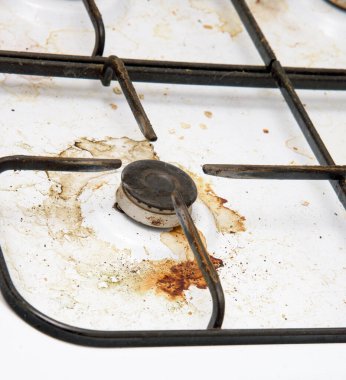 Temizlemeden önce mutfak odasında kirli gaz ocakları var.