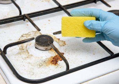 Temizlik sırasında mutfak odasında kirli gaz ocağı ocakları.