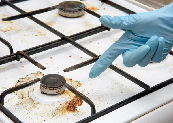 厨房清洁过程中的脏煤气炉燃烧器 — 图库照片