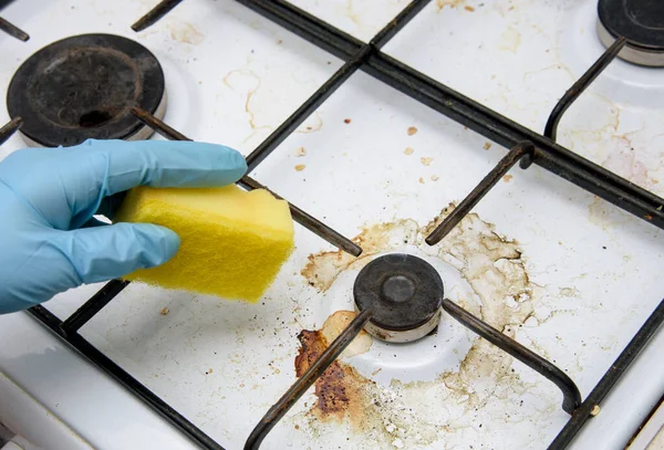Schmutziger Gasherd Brennt Während Der Reinigung Der Küche — Stockfoto
