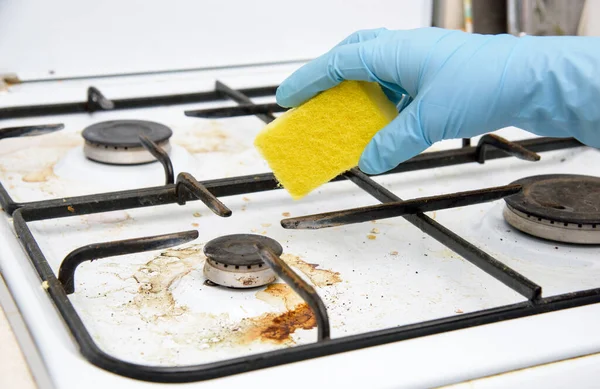 Schmutziger Gasherd Brennt Während Der Reinigung Der Küche — Stockfoto