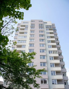 Mavi gökyüzü arka planındaki modern apartman