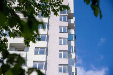 Mavi gökyüzü arka planındaki modern apartman