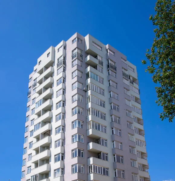 Moderno Edifício Apartamentos Fundo Céu Azul — Fotografia de Stock