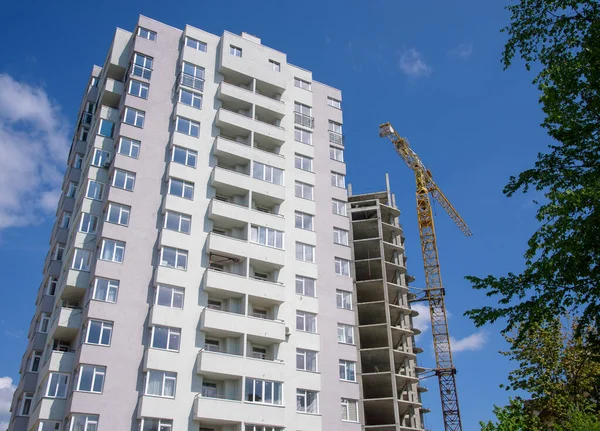 Moderno Prédio Apartamentos Com Guindaste Torre Fundo Céu Azul — Fotografia de Stock