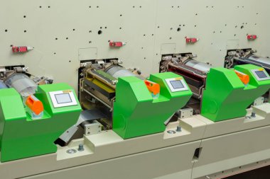 Flexographic baskı makinesi. Rotary / flexo baskı makinesi. Dahili baskı makinesi. Servo baskı ünitelerinin yakın çekim görüntüleri - mürekkep tepsisi, mürekkep silindiri, anilox silindiri, doktor bıçağı, soğutulmuş davul.