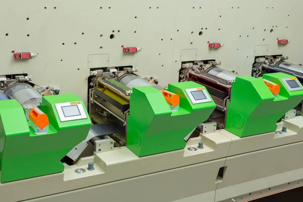Flexographic baskı makinesi. Rotary / flexo baskı makinesi. Dahili baskı makinesi. Servo baskı ünitelerinin yakın çekim görüntüleri - mürekkep tepsisi, mürekkep silindiri, anilox silindiri, doktor bıçağı, soğutulmuş davul.