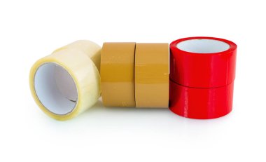 Kahverengi, kırmızı ve şeffaf (temiz) yapıştırıcı bant beyaz zemin üzerinde izole gölge yansıma - kırpma yolu. Yapışkan bant makaraları. Paket paketleme ekipmanı duvar kağıdı.
