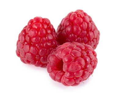 Beyaz arka planda izole edilmiş ahududu. Üç ahududu. Yakın planda taze ahududu..