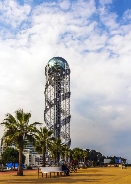 Batumi, Georgia. 26 de octubre de 2019 - Torre con letras del alfabeto georgiano en el terraplén —  Fotos de Stock