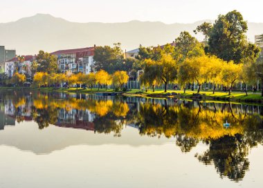 Gürcistan, Batumi Gölü. Sabahın erken saatlerinde, şehir ve ağaçlar suya yansıyor..
