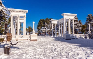 Güneşli bir günde şiddetli kar yağışı sonrası Georgia 'daki Batumi şehir bulvarı