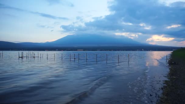 Gunung Fuji pada senja dengan danau Yamanaka — Stok Video
