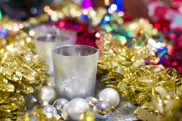 Weihnachten Bokeh Hintergrund der silbernen Kerzenständer und Kugeln — Stockfoto