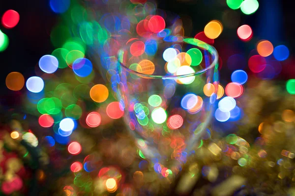 Weihnachten, Neujahr Hintergrund mit Glas und schönen Bokeh auf dem Hintergrund — Stockfoto