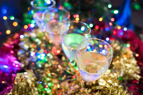 Jul, nyår bakgrund med glas och vackra bokeh i bakgrunden — Stockfoto