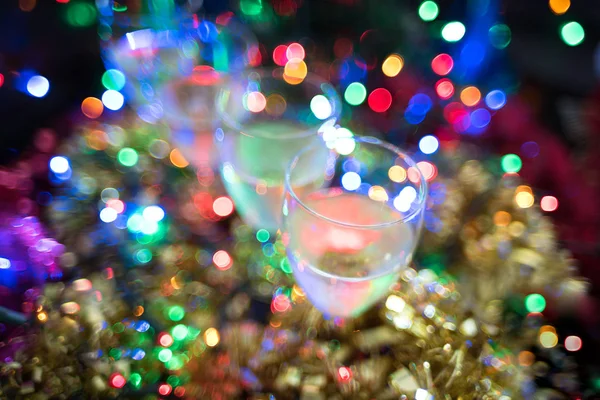 Weihnachten, Neujahr Hintergrund von Gläsern mit Sekt — Stockfoto