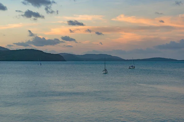 Oceano al tramonto con yacht i la distanza — Foto Stock