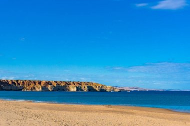 Pitoresk plaja yatay, uçurumlar