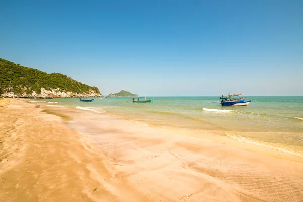 Thailand beach with colorful traditional boats — Stock Photo, Image