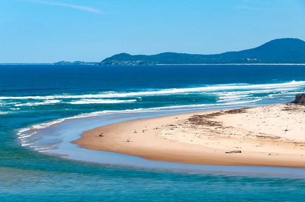Tropikalna piaszczysta plaża z turkusową wodą i błękitnym niebem — Zdjęcie stockowe