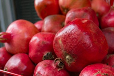 Parlak kırmızı, olgun pemmegranetes