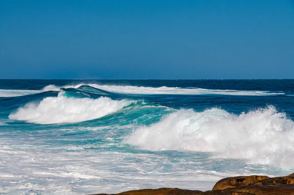 Grande onda oceânica com céu azul claro — Fotografia de Stock